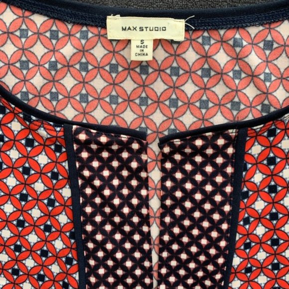 Max Studio Patterned Keyhole red, blue and white sleeveless shift dress - Picture 4 of 6